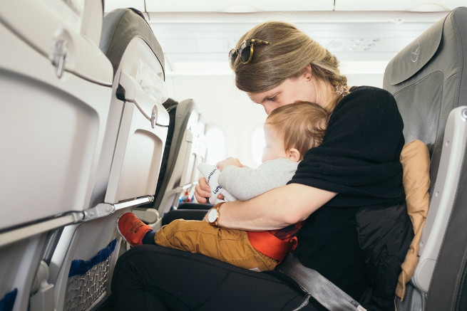 Podróżowanie samolotem z małym dzieckiem
