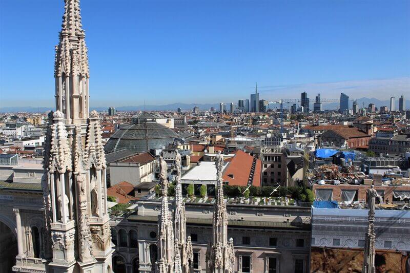 Spacer po dachu Duomo, panorama miasta – Mediolan, Lombardia, Włochy.