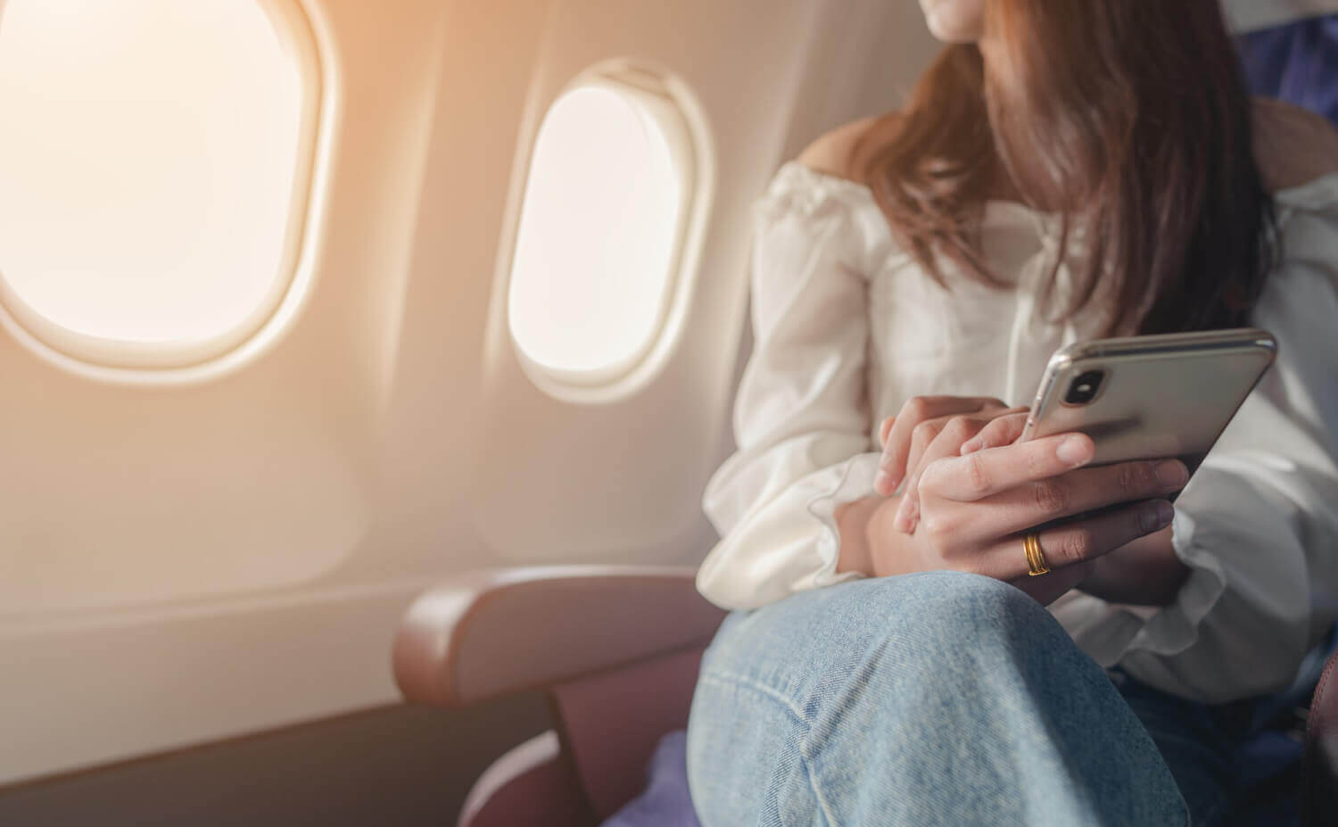kobieta, która zastanawia się, czy w samolocie można używać telefonu