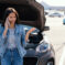 kobieta dzwoni do męża, aby zapytać, co grozi za ucieczkę z miejsca kolizji na parkingu lotniskowym