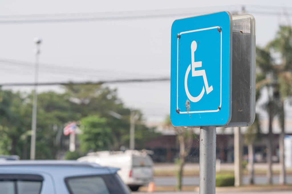 miejsce na parkingu lotniskowym w Balicach dla osoby z niepełnosprawnością
