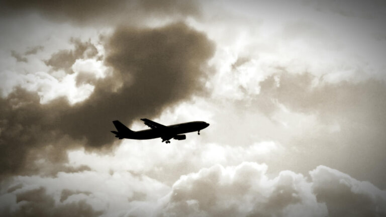 samolot, który wpadł w turbulencje