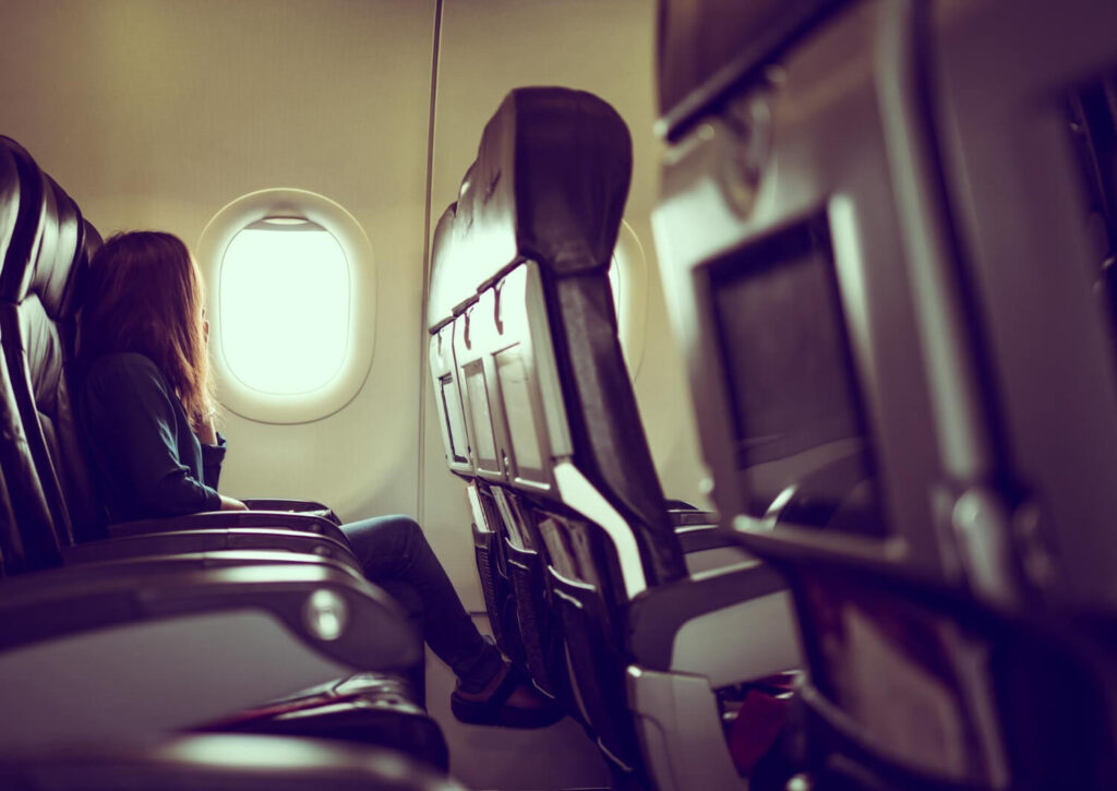 kobieta zastanawia się, gdzie w samolocie jest najcichsze miejsce