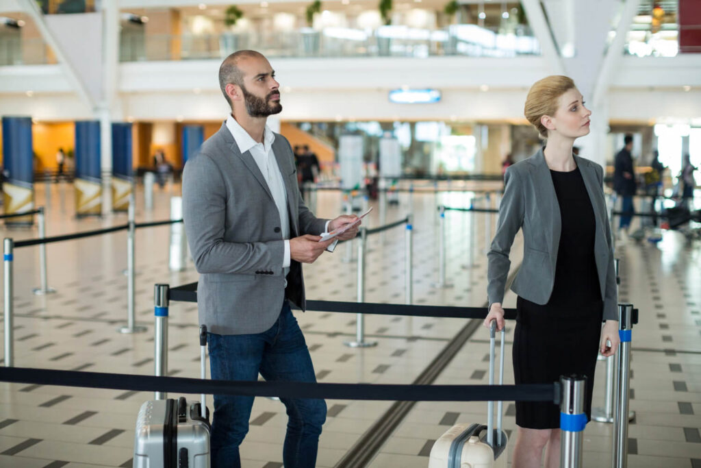 para zastanawia się, jak sprawdzić swój gate na lotnisku